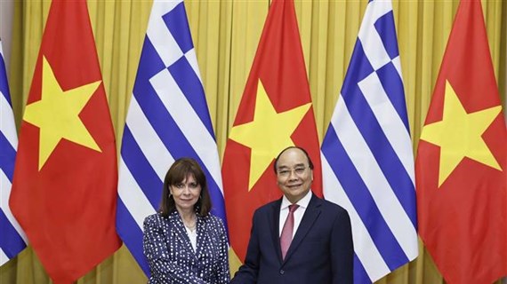 越南国家主席阮春福与希腊总统卡特里娜·萨克拉罗普卢举行会谈