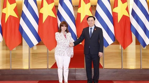 越南国会主席王廷惠会见希腊总统卡特里娜·萨克拉罗普卢