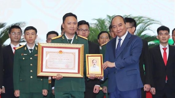 国家主席阮春福向国防军事领域优秀科研工程颁授科技类胡志明奖
