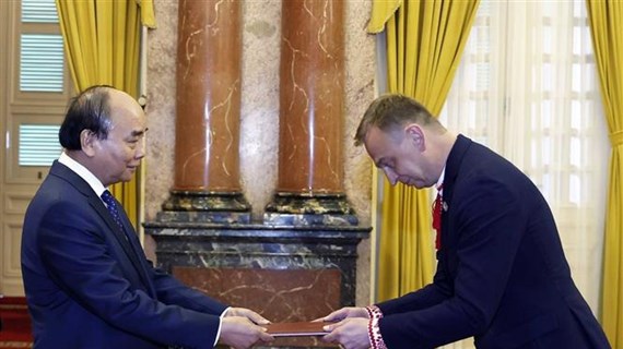 国家主席阮春福接受乌克兰和加拿大两国新任驻越大使递交的国书