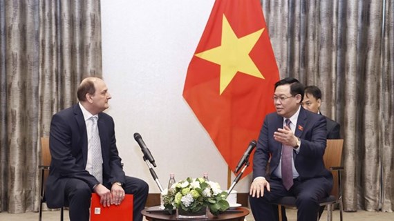 越南国会主席王廷惠会见部分匈牙利公司领导
