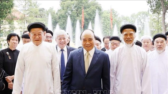 越南国家主席阮春福会见高台教各圣会和组织神职人员代表