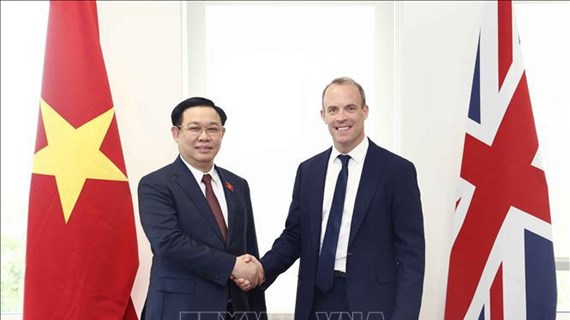越南国会主席王廷惠会见英国副首相兼司法部长和内政大臣
