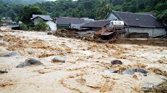 越南中部洪灾致8死和多地重大财产损失