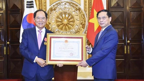 越南向韩国驻越南大使朴能运授予友谊勋章