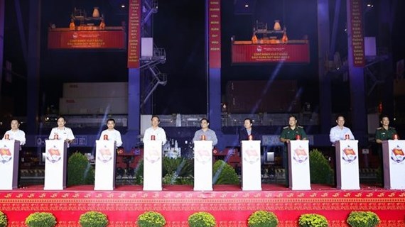 范明政总理出席新港-吉莱港年初首批发货仪式