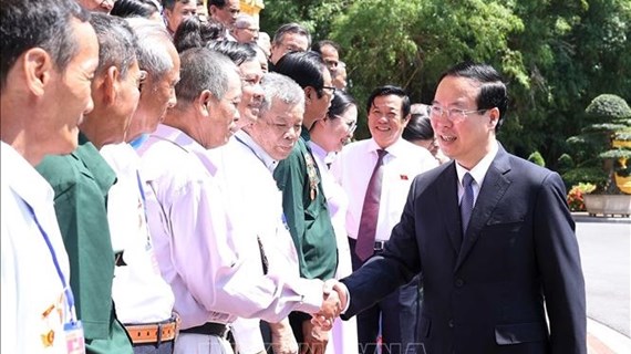 越南国家主席武文赏会见永隆省有功者代表团