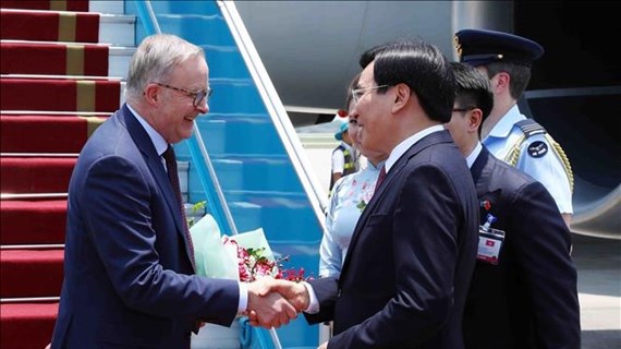 澳大利亚总理安东尼·艾博年抵达河内开始对越南进行正式访问