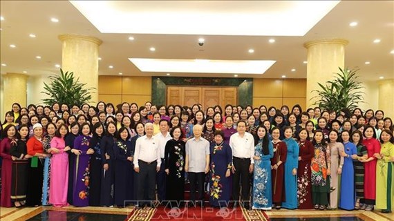 越共中央总书记阮富仲会见越南第十五届国会女代表团