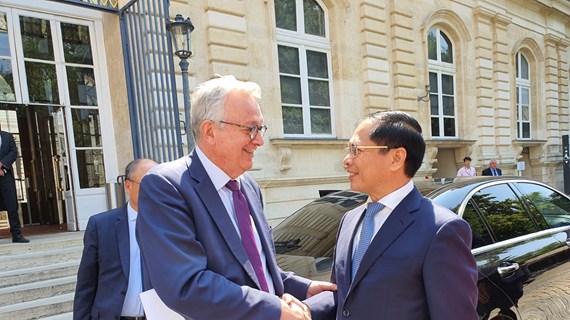 越南外交部部长裴青山会见法国参议院议长和副议长