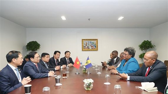 越南政府总理范明政会见巴巴多斯和蒙古国等多国总理