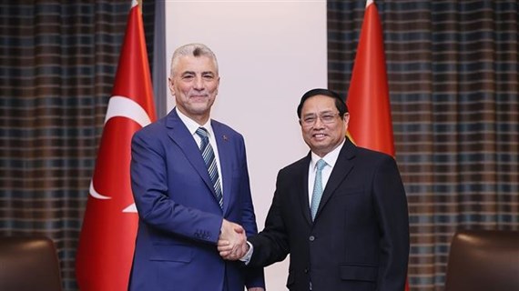 越南政府总理范明政会见土耳其贸易部长奥马尔·博拉特