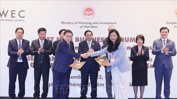 越南政府总理范明政出席题为“为绿色转型调动资源”的企业论坛