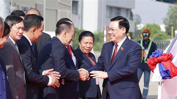 越南国会主席王廷惠抵达万象 出席三国国会高层会议 对老进行工作访问