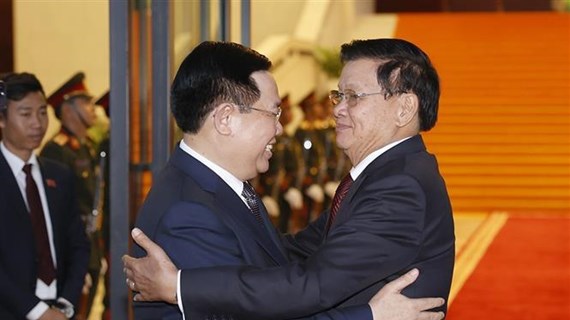 越南国会主席王廷惠会见老挝人民革命党中央总书记、国家主席通伦
