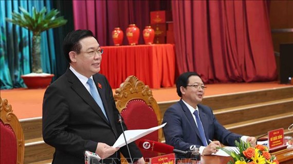 国会主席王廷惠与平定省委常务委员会举行工作会谈