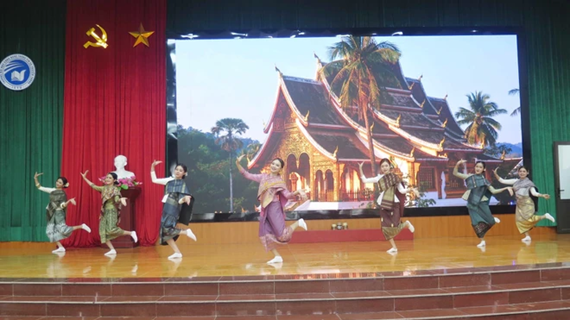 在越南太原省老挝留学生欢度传统新年