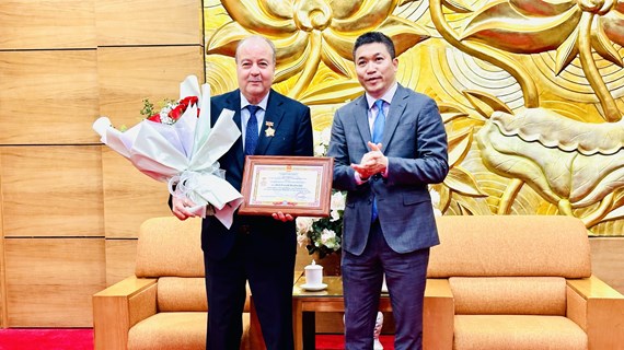 阿尔及利亚驻越南大使荣获“致力于各民族和平与友谊”纪念章