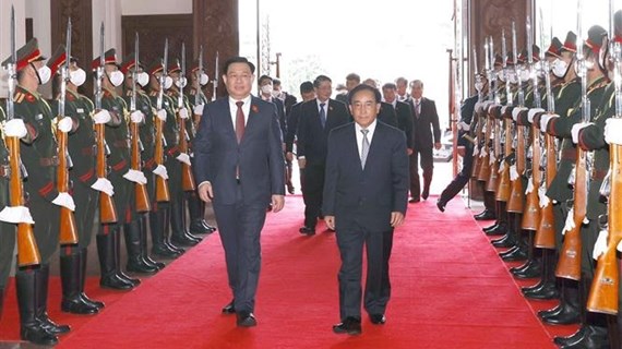 越南国会主席王廷惠会见老挝政府总理潘坎·维帕万