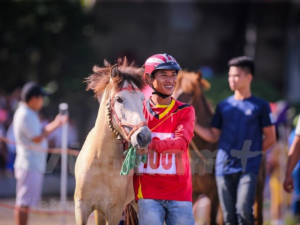 组图：2020年北河传统赛马节吸引了老街省众多骑手携骏马参赛 hinh anh 9