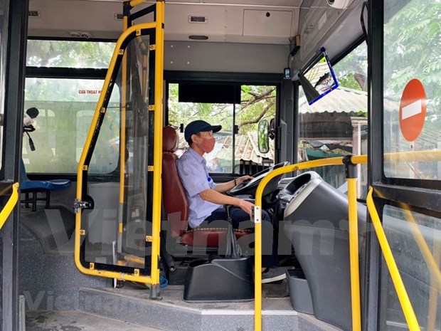 组图：河内公交车恢复运营后乘车的旅客很少 hinh anh 7