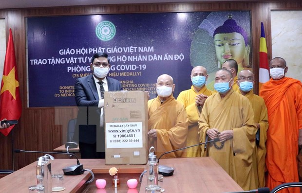 越南佛教协会胡志明市分会向印度人民捐赠33台呼吸机 hinh anh 1