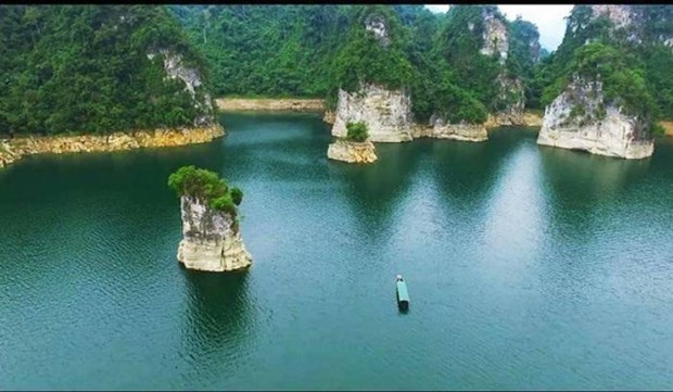 纳杭湖被誉为宣光省的“陆上下龙湾” hinh anh 1