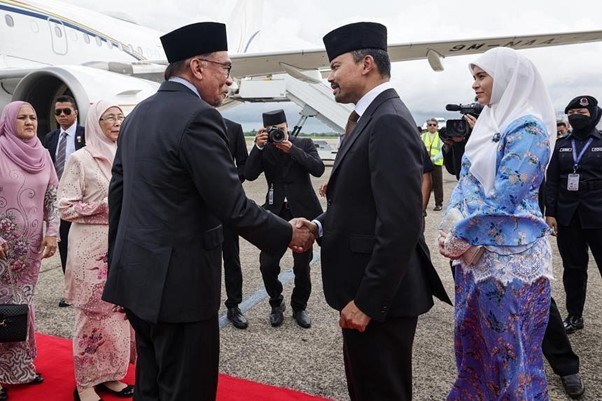 马来西亚总理开始对文莱进行正式访问 hinh anh 1