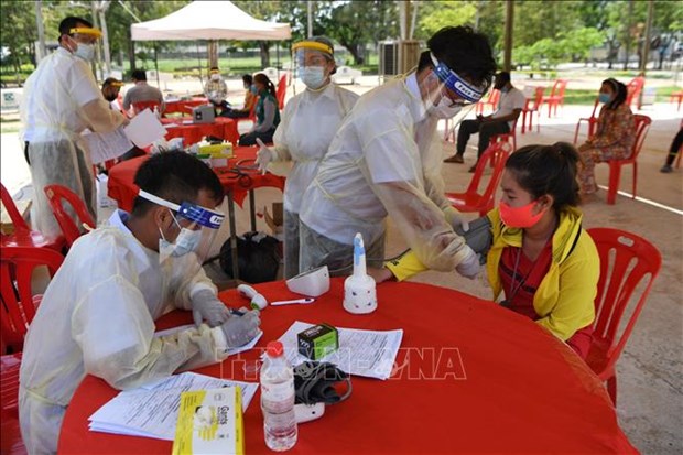 柬埔寨对与匈牙利外交和贸易部长佩特·希亚贾托接触的628人开展新冠肺炎核酸检测 hinh anh 1