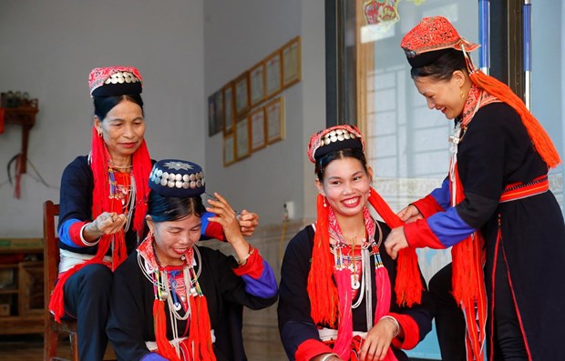 领略越南各民族的传统服饰之美 hinh anh 1