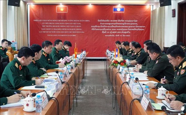 越南与老挝举行防务政策对话 hinh anh 1