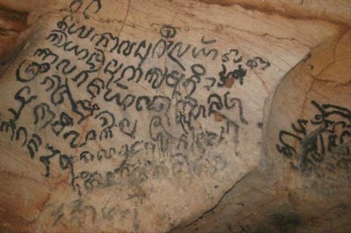 越南广平省风雅洞里古文字拥有千年历史 hinh anh 1