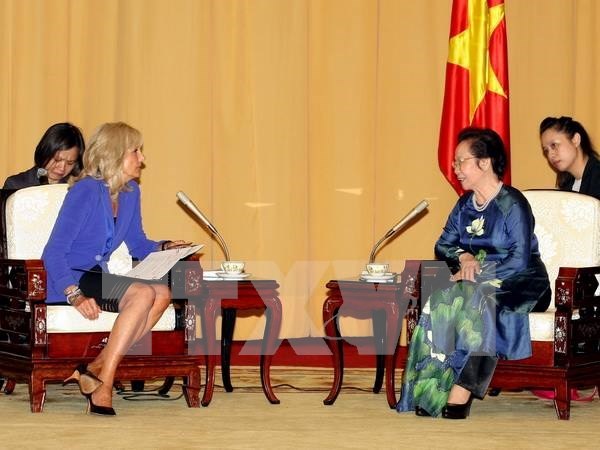 越南国家副主席阮氏缘会见美国副总统夫人吉尔·拜登 hinh anh 1