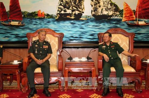 杜伯巳上将会见柬埔寨王家军队总司令部作战局局长 hinh anh 1