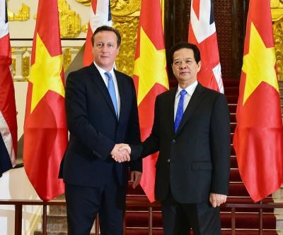 越南政府总理阮晋勇同英国首相卡梅伦举行会谈 hinh anh 1