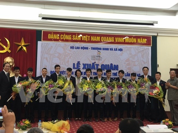 参加第43届世界技能大赛的越南代表团出征仪式在河内举行 hinh anh 1