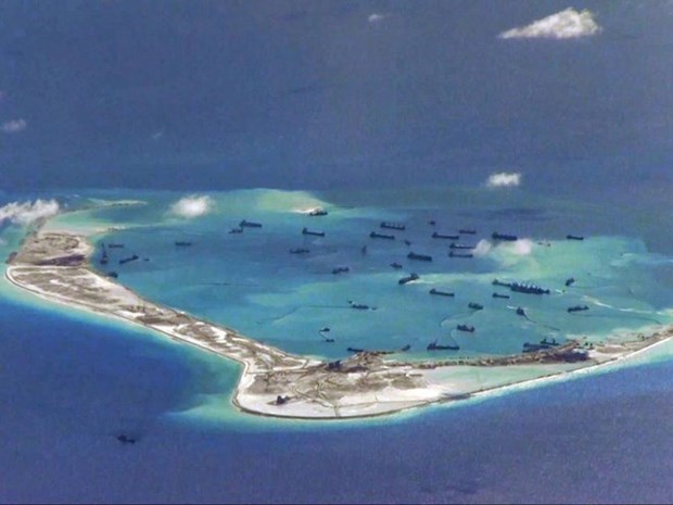 菲律宾支持美国提出的冻结东海岛礁建设倡议 hinh anh 1