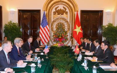 越南政府副总理兼外交部长范平明与美国国务卿约翰•克里举行会谈 hinh anh 1