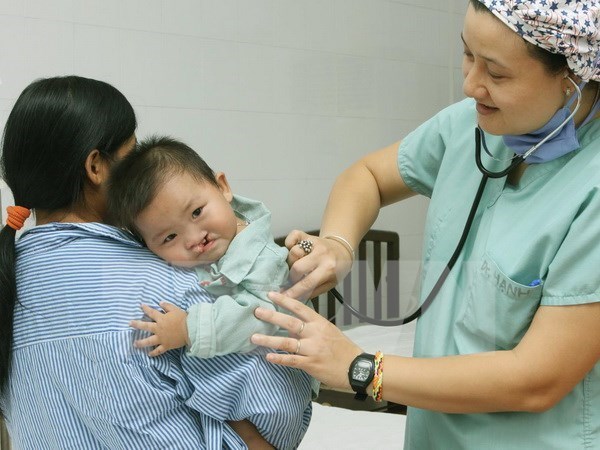 微笑行动组织为越南200多名向唇腭裂儿童免费做手术 hinh anh 1