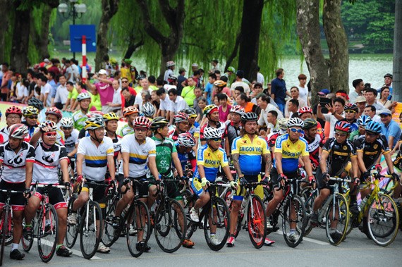 近500名运动员参加2015年河内自行车公开赛 hinh anh 1