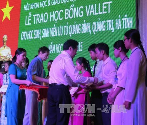 越南中部3个省份的优秀学生荣获272份瓦莱奖学金 hinh anh 2