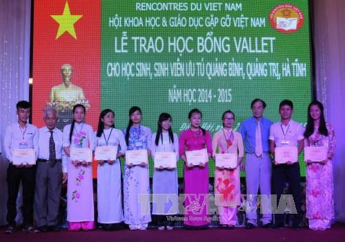 越南中部3个省份的优秀学生荣获272份瓦莱奖学金 hinh anh 3