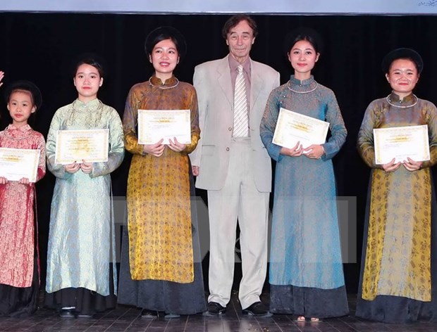 越南中部3个省份的优秀学生荣获272份瓦莱奖学金 hinh anh 1
