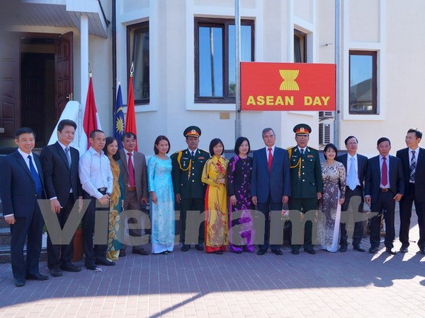 东盟旗升旗仪式在越南驻乌克兰大使馆举行 hinh anh 1