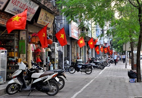 越南国庆节即将来临河内各条街道喜庆气氛浓郁 hinh anh 1