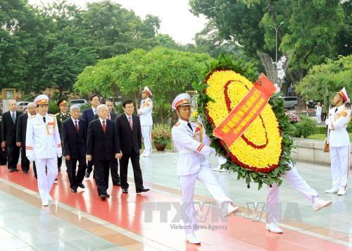 九·二国庆70周年：越南党和国家领导人拜谒胡志明主席陵墓和缅怀英烈 hinh anh 1