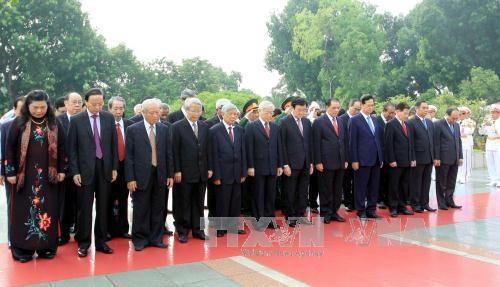 九·二国庆70周年：越南党和国家领导人拜谒胡志明主席陵墓和缅怀英烈 hinh anh 2