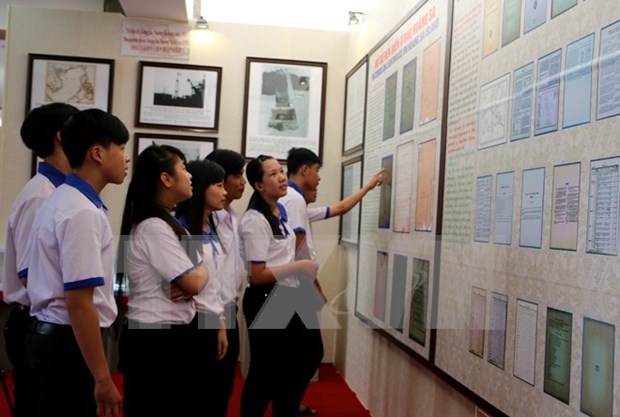 “黄沙、长沙归属越南—历史和法律证据”资料展在后江省举行 hinh anh 1