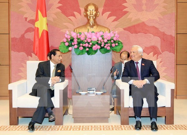 越南国会副主席会见孟加拉国议会公共行政事务委员会代表团 hinh anh 1