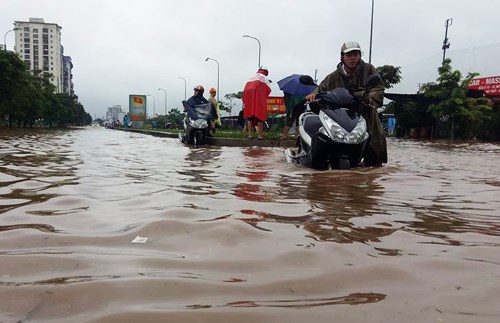 越南首都河内连夜强降雨积水严重马路被淹交通受阻 hinh anh 1